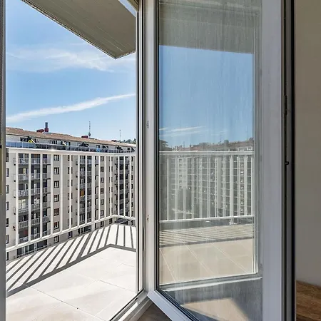 Always Easy - Luna Σαν Σεμπαστιάν